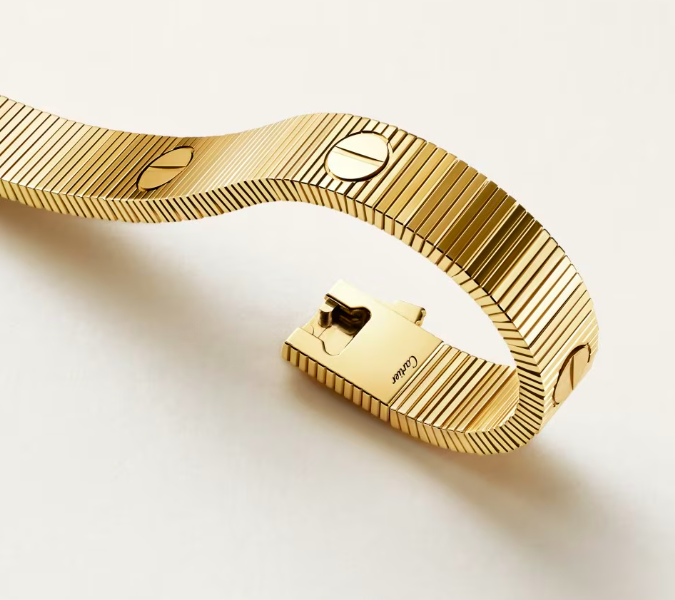 cartier-love-unlimited-bracelet-gold-close-up